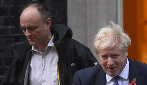 Thủ tướng Boris Johnson (phải) và cố vấn Dominic Cummings (Ảnh Daily Squart).