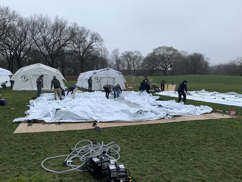 Các bệnh viện lều bạt đang được gấp rút dựng lên ở Công viên Trung tâm New York (Ảnh: AP).