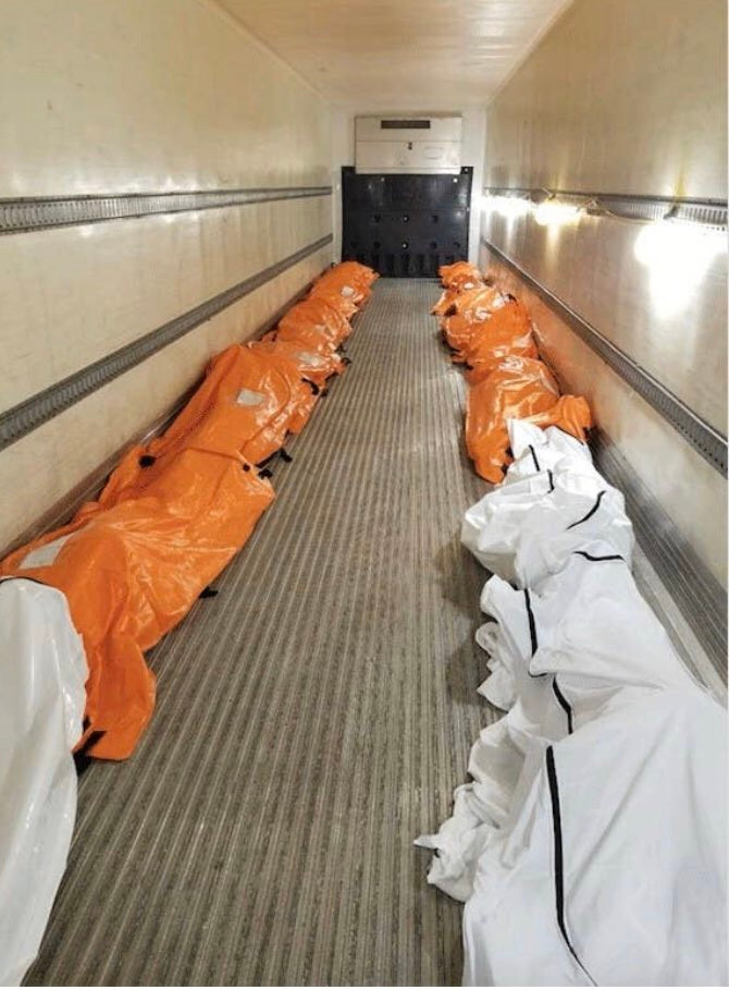 Ảnh người y tá chụp các bao đựng thi thể trong thùng xe tải gửi báo Buzz Feed (Ảnh: Guancha).