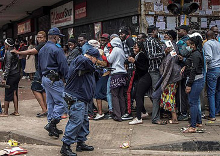 Cảnh sát Nam Phi nãn đạn cao su vào đám đông trước cửa siêu thị để tách họ ra (Ảnh: Guancha). Cảnh sát Nam Phi nãn đạn cao su vào đám đông trước cửa siêu thị để tách họ ra (Ảnh: Guancha).