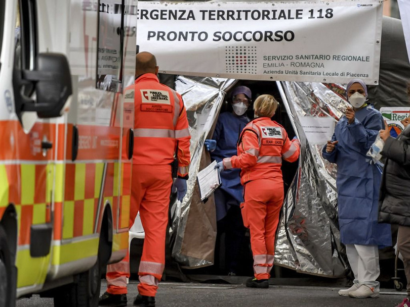 Dựng lều bên ngoài bệnh viện để điều trị cho người bệnh vì thiếu giường (Ảnh AP).