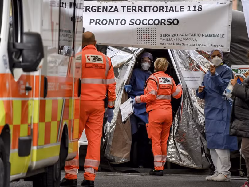 Dựng lều bên ngoài bệnh viện để điều trị cho người bệnh vì thiếu giường (Ảnh AP).