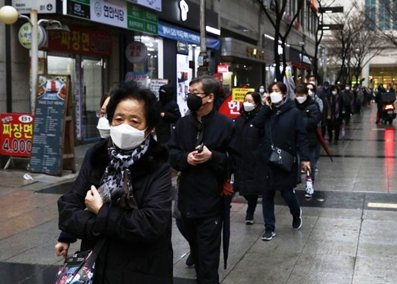 Người dân Seoul xếp hàng mua khầu trang (Ảnh: Yonhap) Người dân Seoul xếp hàng mua khầu trang (Ảnh: Yonhap)