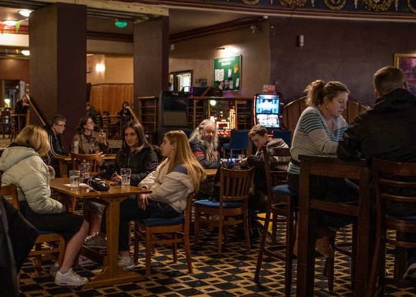 Bất chấp lệnh cấm, người Anh vẫn đổ tới các quán bar, hộp đêm (Ảnh: Getty).