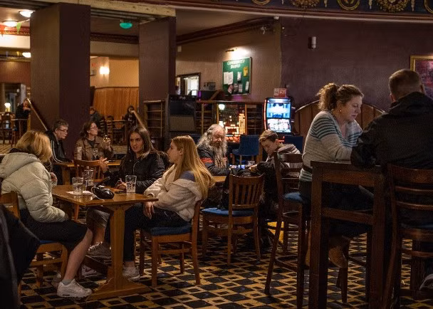 Bất chấp lệnh cấm, người Anh vẫn đổ tới các quán bar, hộp đêm (Ảnh: Getty). Bất chấp lệnh cấm, người Anh vẫn đổ tới các quán bar, hộp đêm (Ảnh: Getty).