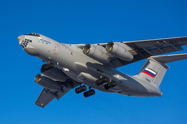 Máy bay vận tải Il-76 của Nga chở vũ khí thiết bị quân sự tới Syria (Ảnh: Sohu).
