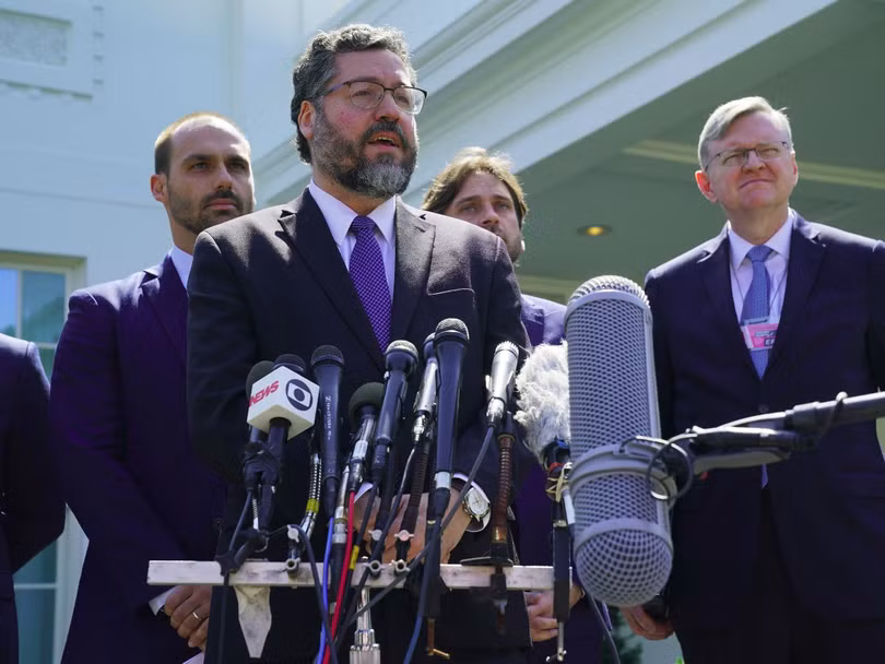 Ngoại trưởng Brazil Ernesto Araujo: “Không thể chấp nhận việc Đại sứ Trung Quốc tán thành hoặc chia sẻ các bài viết xúc phạm chống lại người đứng đầu nhà nước Brazil” (Ảnh: Getty) Ngoại trưởng Brazil Ernesto Araujo: “Không thể chấp nhận việc Đại sứ Trung Quốc tán thành hoặc chia sẻ các bài viết xúc phạm chống lại người đứng đầu nhà nước Brazil” (Ảnh: Getty)