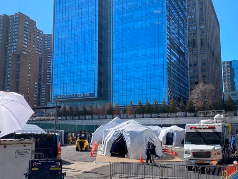 Nhà xác tạm thời bên ngoài Bệnh viện Bellevue ở Manhattan ngày 26/3 do phóng viên The Independent Richard Hall chụp (Ảnh: Guancha). Nhà xác tạm thời bên ngoài Bệnh viện Bellevue ở Manhattan ngày 26/3 do phóng viên The Independent Richard Hall chụp (Ảnh: Guancha).