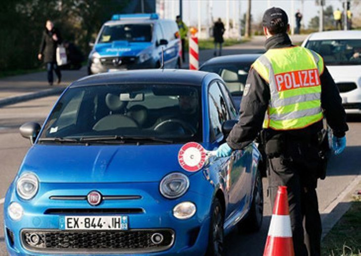 Số người bị bệnh ở Đức đang tăng với mức cứ 5,5 ngày thì gấp đôi. Trong ảnh: cảnh sát kiểm tra giấy tờ xe trên đường (Ảnh: Guancha). Số người bị bệnh ở Đức đang tăng với mức cứ 5,5 ngày thì gấp đôi. Trong ảnh: cảnh sát kiểm tra giấy tờ xe trên đường (Ảnh: Guancha).