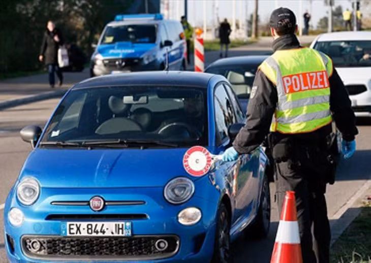 Số người bị bệnh ở Đức đang tăng với mức cứ 5,5 ngày thì gấp đôi. Trong ảnh: cảnh sát kiểm tra giấy tờ xe trên đường (Ảnh: Guancha). Số người bị bệnh ở Đức đang tăng với mức cứ 5,5 ngày thì gấp đôi. Trong ảnh: cảnh sát kiểm tra giấy tờ xe trên đường (Ảnh: Guancha).