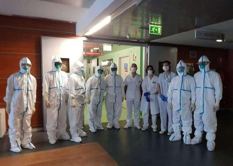 Bức ảnh chụp 7 thày thuốc Trung Quốc và 4 thày thuốc Italy ở Bergamo gây rúng động dư luận (Ảnh: Đông Phương).