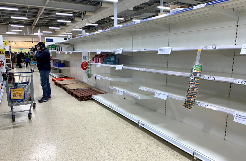 Các giá hàng trong các siêu thị đều bị vét sạch (Ảnh: Reuters).