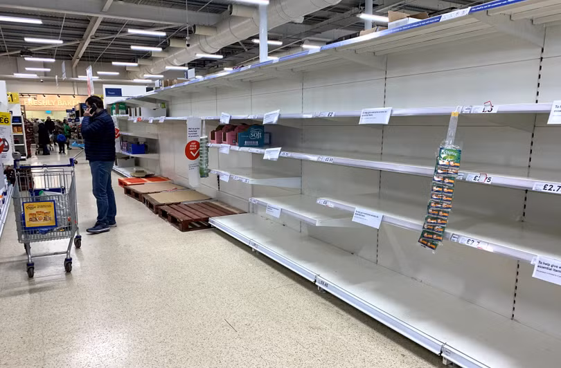 Các giá hàng trong các siêu thị đều bị vét sạch (Ảnh: Reuters).