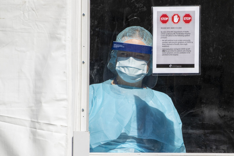 Số bệnh nhân quá nhiều, các bác sĩ phải căng mình làm việc. Một bác sĩ trong khu cách ly (Ảnh: AP).