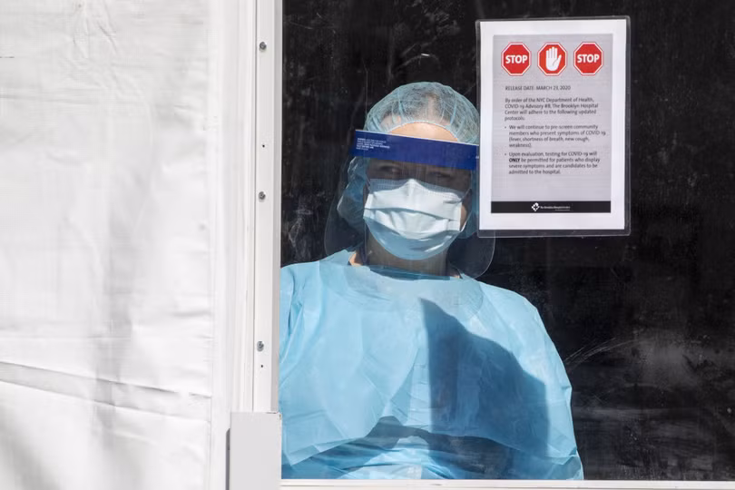 Số bệnh nhân quá nhiều, các bác sĩ phải căng mình làm việc. Một bác sĩ trong khu cách ly (Ảnh: AP).