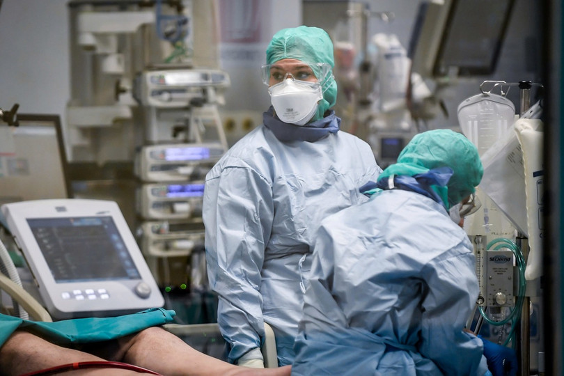 Do trang bị phòng hộ không đầy đủ nên 6 ngàn y, bác sĩ Italy đã nhiễm bệnh, 45 người đã bị chết (Ảnh: AP).