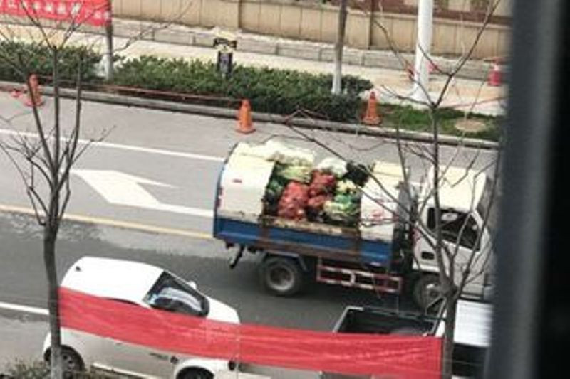 Xe chở rác được sử dụng để chở rau cho dân (Ảnh: Weibo/ Đa Chiều).