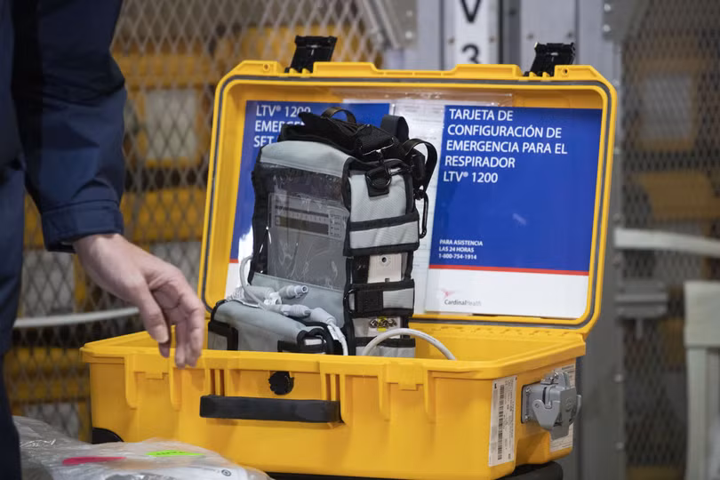 New York đang cần số lượng rất lớn máy thở. Hôm 24/3, có thêm 400 chiếc đã được vận chuyển đến kho của thành phố (Ảnh: AP).
