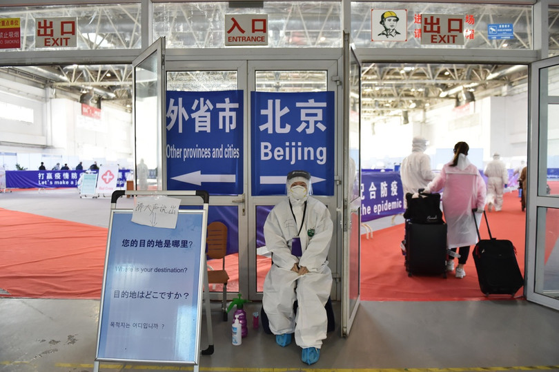 Người nhập cảnh được phân loại theo đích đến là Bắc Kinh hoặc các tỉnh khác (Ảnh: Tân Hoa xã). Người nhập cảnh được phân loại theo đích đến là Bắc Kinh hoặc các tỉnh khác (Ảnh: Tân Hoa xã).