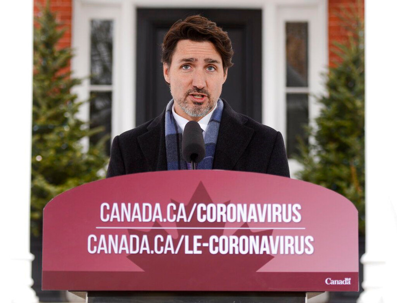 Ông Trudeau họp báo tại cửa nhà riêng, thông báo về tình hình dịch bệnh hôm 24/3 (Ảnh: AP).