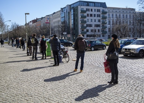 Dịch bệnh khiến số người thất nghiệp gia tăng. Người dân Đức xếp hàng nhận trợ cấp thất nghiệp. (Ảnh: AP)