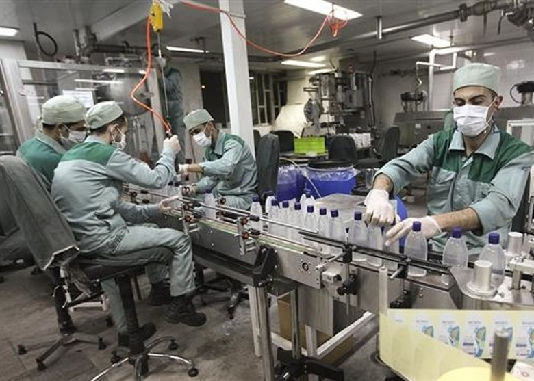 Iran tự sản xuất các vật tư y tế để phục vụ nhu cầu chống dịch trong bối cảnh bị Mỹ cấm vận (Ảnh: Guancha).