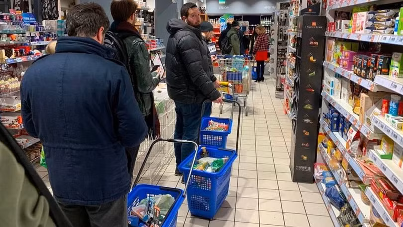 Người dân Milan tới các siêu thị xếp hàng mua đồ sau khi thành phố thực hiện phong tỏa (Ảnh: Getty).