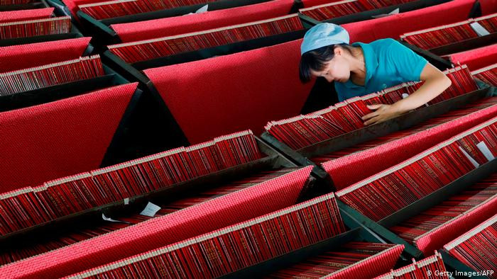 Một số nhà máy đã phục hồi sản xuất nhưng vận hành với công suất thấp do thiếu công nhân nghiêm trọng. Ảnh: công nhân trong một nhà máy sản xuất bút chì ở Chiết Giang (Ảnh: Getty/AFP)