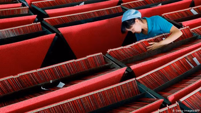 Một số nhà máy đã phục hồi sản xuất nhưng vận hành với công suất thấp do thiếu công nhân nghiêm trọng. Ảnh: công nhân trong một nhà máy sản xuất bút chì ở Chiết Giang (Ảnh: Getty/AFP) Một số nhà máy đã phục hồi sản xuất nhưng vận hành với công suất thấp do thiếu công nhân nghiêm trọng. Ảnh: công nhân trong một nhà máy sản xuất bút chì ở Chiết Giang (Ảnh: Getty/AFP)