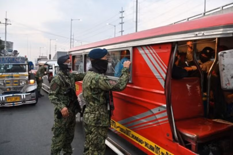 Binh lính chặn xe khách kiểm tra (Ảnh: Getty).