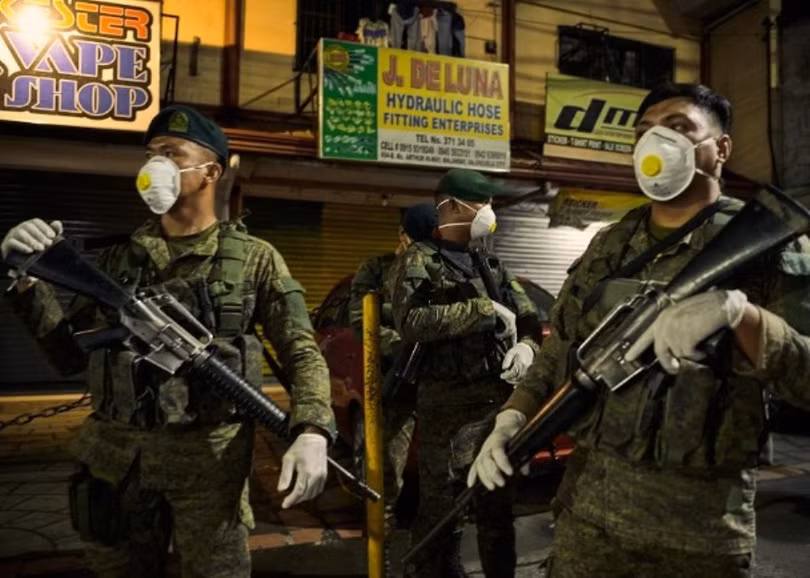 Binh sĩ vũ trang đầy đủ trên đường phố (Ảnh: Getty).