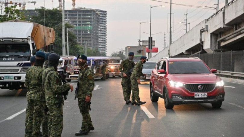 Binh lính chốt chặn, kiểm tra xe cộ (Ảnh: Getty).