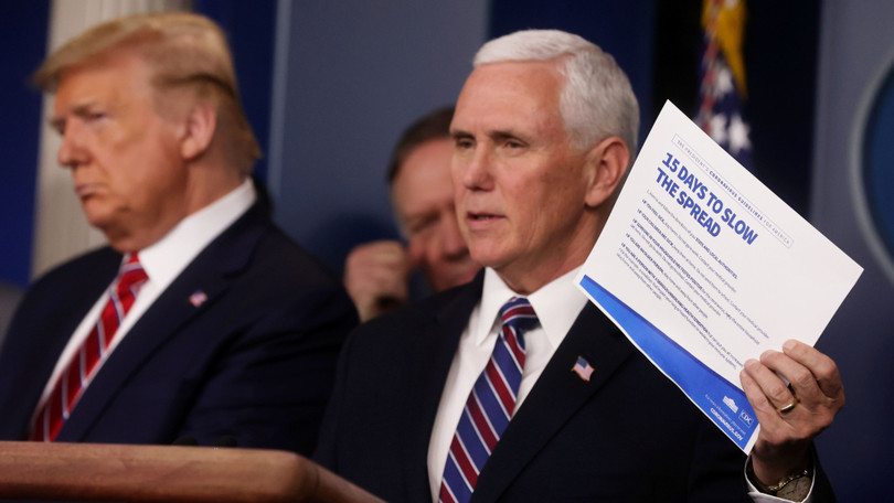 Văn phòng của Phó Tổng thống Mike Pence (phải) đã có nhân viên bị nhiễm COVID-19, Nhà Trắng đã bị dịch bệnh tấn công (Ảnh: AP).
