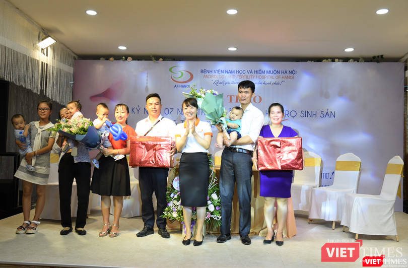 Bệnh viện trao quà cho các gia đình thụ tinh trong ống nghiệm thành công