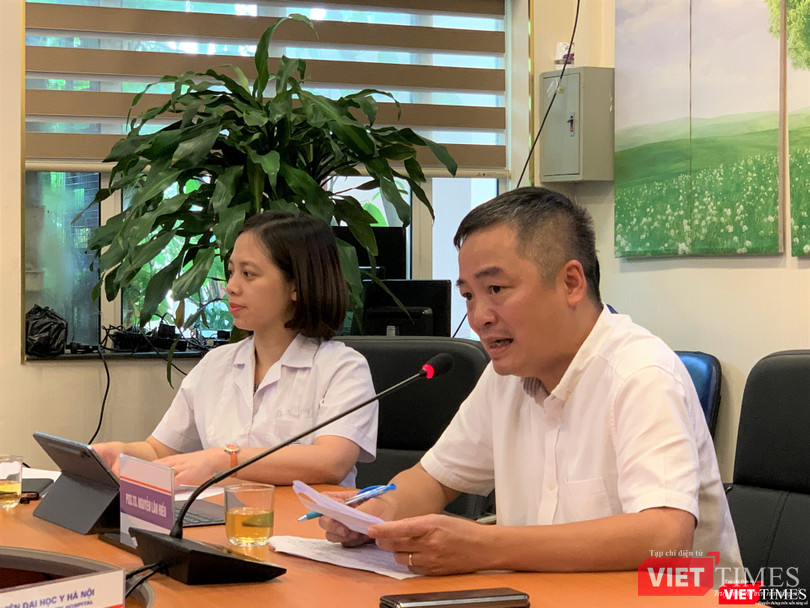 PGS.TS.BS Nguyễn Lân Hiếu - Giám đốc BV Đại học Y Hà Nội - tư vấn cho BVĐK Hà Tĩnh để chẩn đoán chính xác bệnh cho bệnh nhân