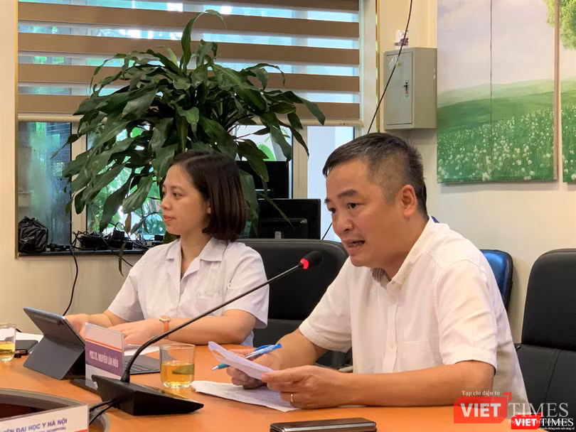 PGS.TS. Nguyễn Lân Hiếu - Giám đốc BV Đại học Y Hà Nội - đang tư vấn cho BVĐK Hà Tĩnh để chẩn đoán chính xác cho bệnh nhân PGS.TS.BS Nguyễn Lân Hiếu - Giám đốc BV Đại học Y Hà Nội - tư vấn cho BVĐK Hà Tĩnh để chẩn đoán chính xác bệnh cho bệnh nhân