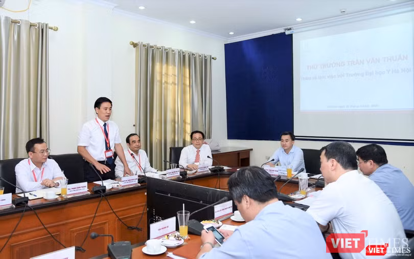 PGS.TS. Đoàn Quốc Hưng - Phó Hiệu trưởng Trường Đại học Y Hà Nội báo cáo tình hình hoạt động sau đại học của trường