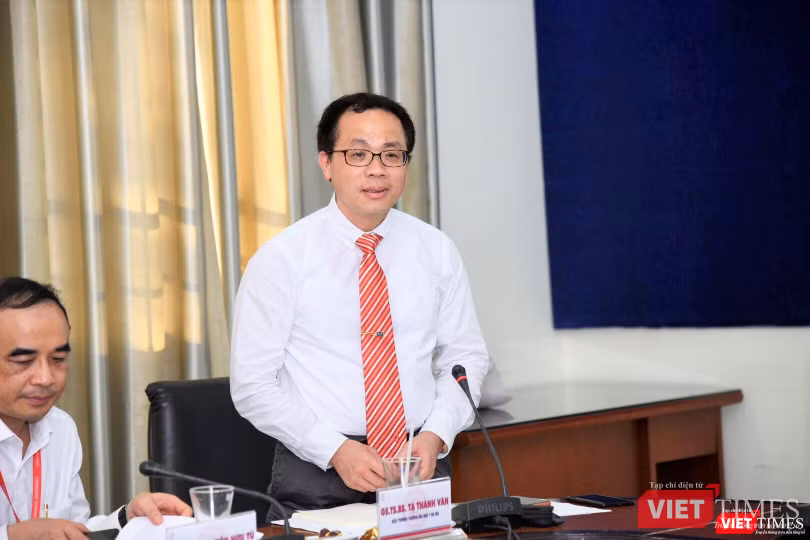 GS. Tạ Thành Văn – Hiệu trưởng Trường Đại học Y Hà Nội báo cáo kết quả hoạt động của nhà trường với Thứ trưởng Bộ Y tế
