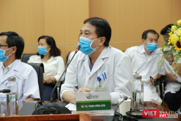 GS.TS. Trịnh Hồng Sơn đang tư vấn cho một bệnh nhân đặc biệt