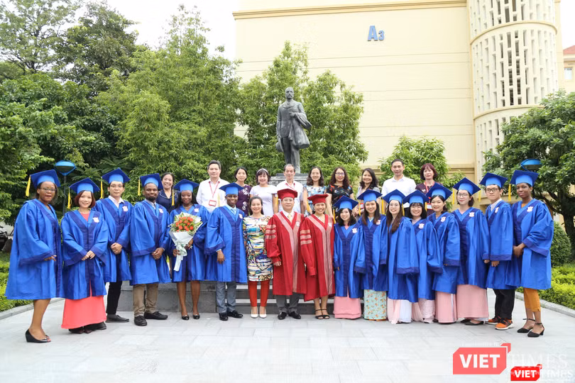 Trước lúc các tân thạc sĩ quốc tế lên máy bay về nước 