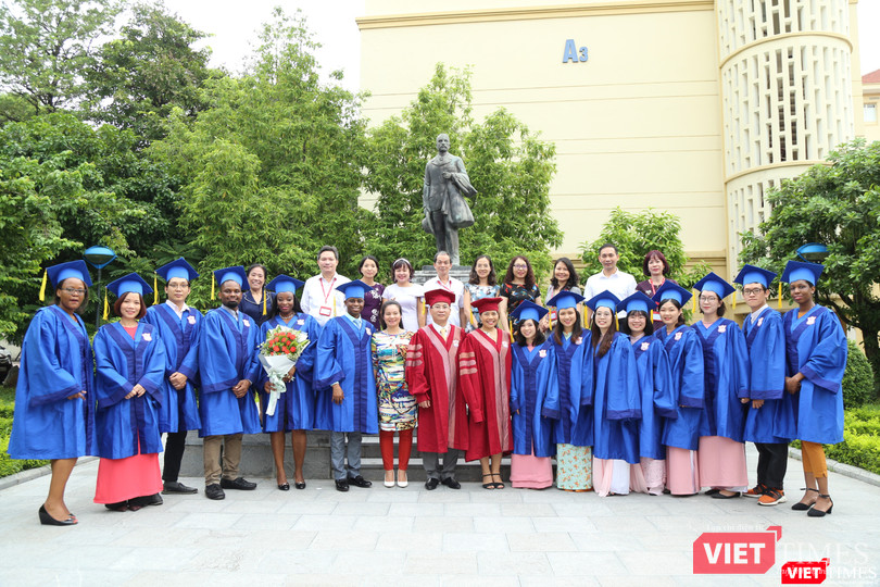 Trước lúc các tân thạc sĩ quốc tế lên máy bay về nước Trước lúc các tân thạc sĩ quốc tế lên máy bay về nước