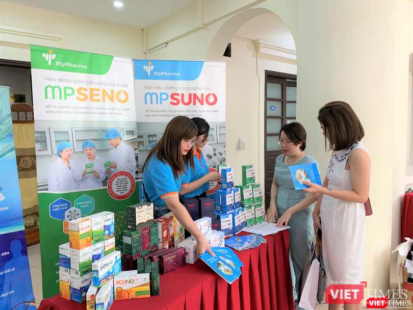 Các đại biểu tham quan khu vực trưng bày các sản phẩm KH&CN tiêu biểu