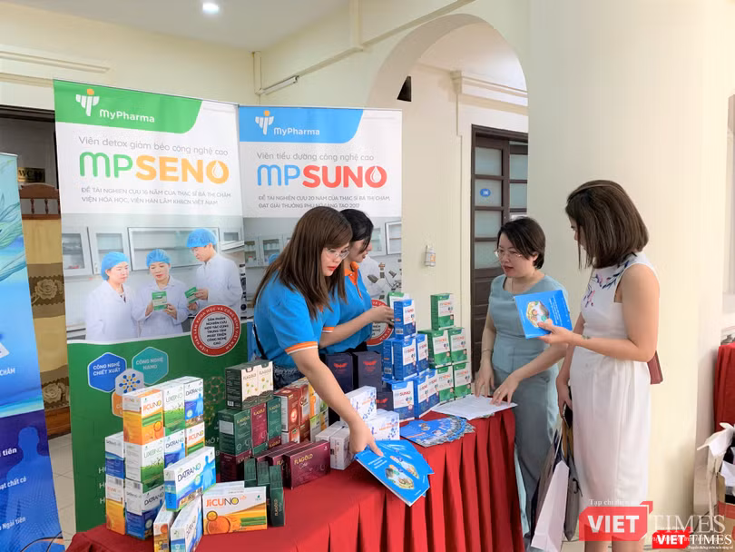 Các đại biểu tham quan khu vực trưng bày các sản phẩm KH&CN tiêu biểu