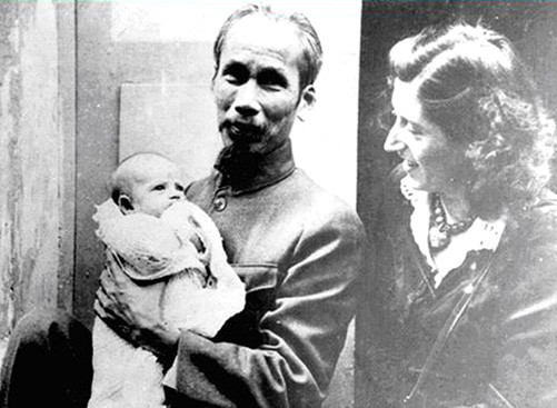 Bác Hồ bế con gái nuôi Elizabeth. Bên cạnh là bà Lucie Aubrac. Ảnh tư liệu Bác Hồ bế con gái nuôi Elizabeth. Bên cạnh là bà Lucie Aubrac. Ảnh tư liệu