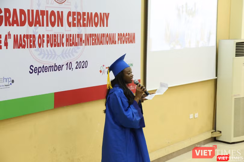 Tân thạc sĩ quốc tế bày tỏ cảm ơn với các thầy cô giáo ở Trường ĐHYHN 