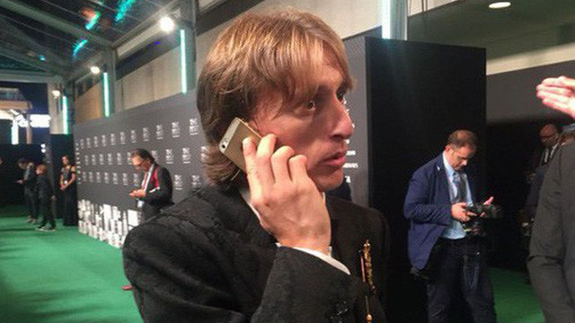 Nhận lương 19,5 tỷ mỗi tháng nhưng vì sao Sadio Mané vẫn sử dụng iPhone vỡ màn hình, dùng tai nghe có dây rẻ tiền thay vì Airpods? - Ảnh 4.