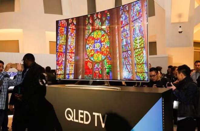 Samsung đang tiến gần hơn bao giờ hết tới công nghệ TV QD-OLED, hứa hẹn sẽ là đối trọng đáng gờm với TV OLED của LG - Ảnh 1.