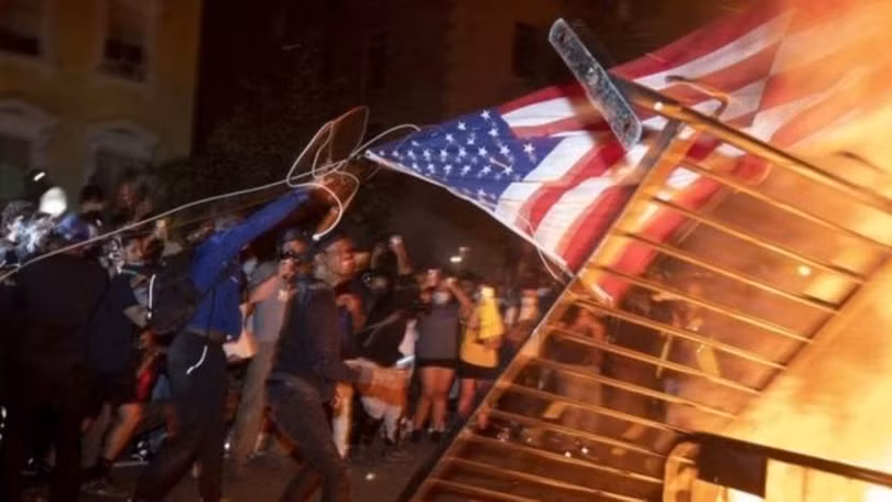 Truyền thông Trung Quốc gọi các cuộc biểu tình ở Mỹ sau cái chết của George Floyd là "những cảnh đẹp" khiến Mỹ tức giận (Ảnh: Getty).