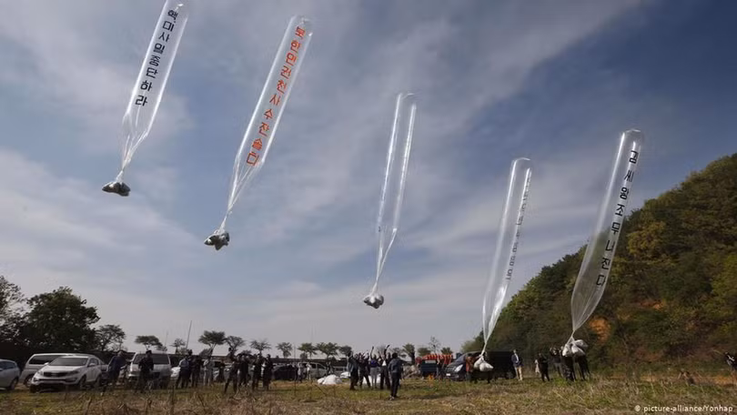 Việc những người Bắc Triều Tiên đào thoát thả bóng mang truyền đơn từ đất Hàn Quốc sang Triều Tiên đã khiến Bình Nhưỡng tức giận (Ảnh: Yonhap). Việc những người Bắc Triều Tiên đào thoát thả bóng mang truyền đơn từ đất Hàn Quốc sang Triều Tiên đã khiến Bình Nhưỡng tức giận (Ảnh: Yonhap).