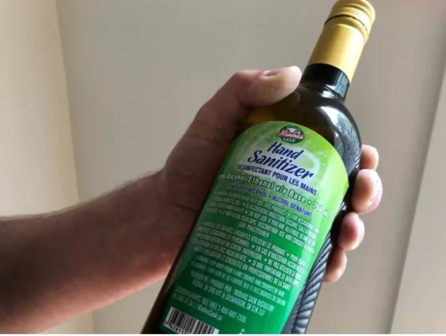 Dung dịch sát trùng tay được đựng trong vỏ chai giống chai rượu vang (Ảnh: Creaders).